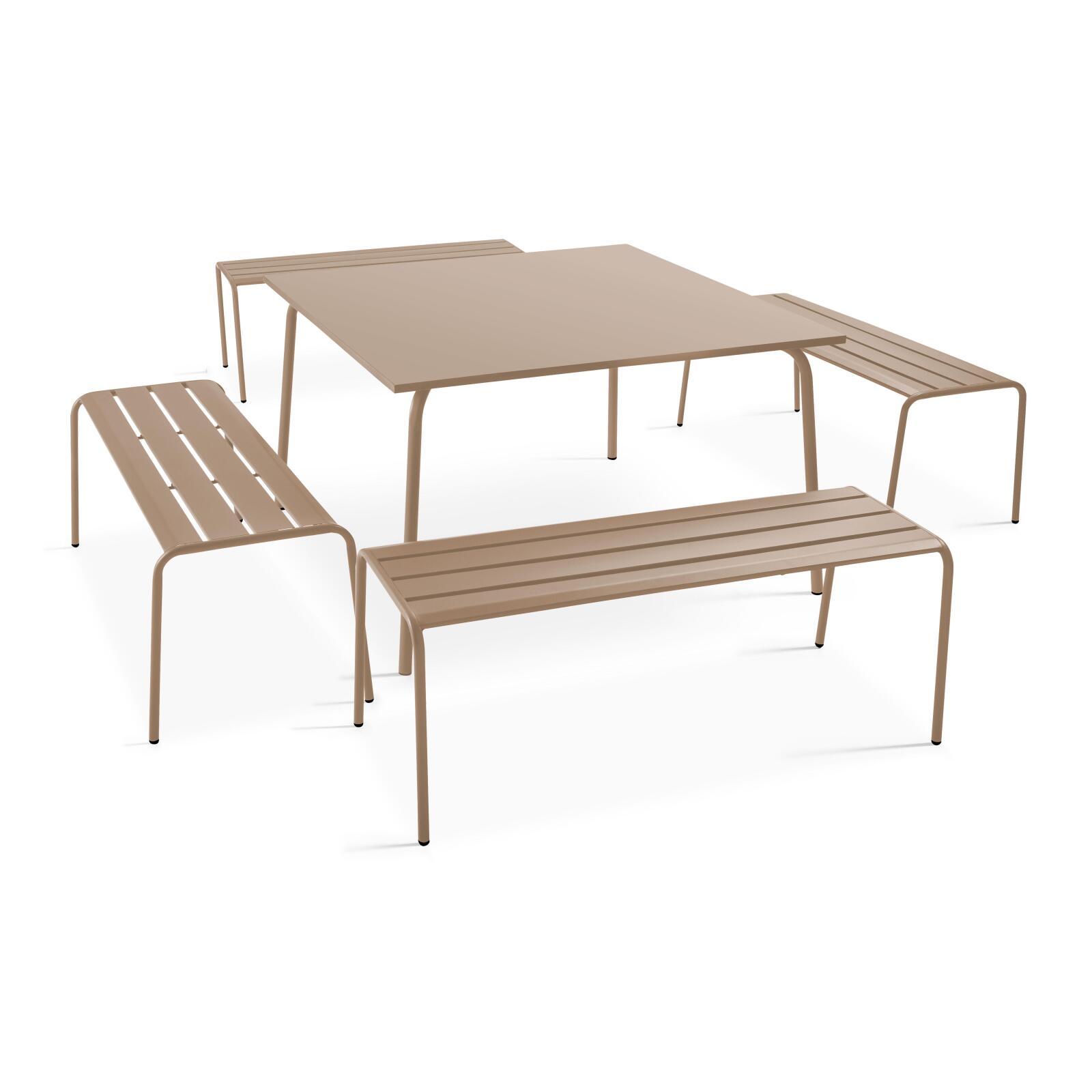 Quadratischer Gartentisch 120 x 120 cm und 4 Metallbänke 