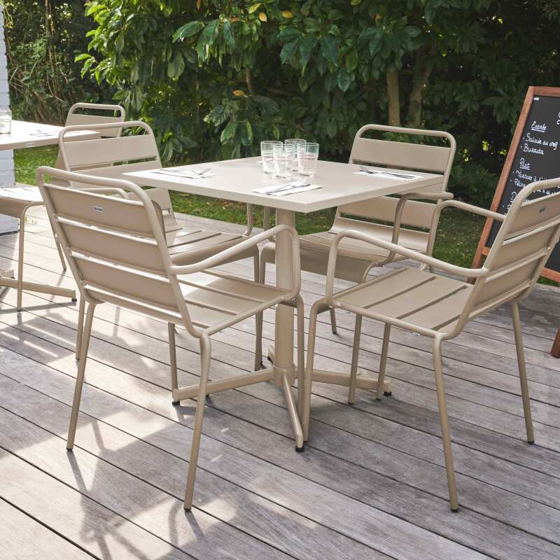 Gartentisch im Bistro-Stil, quadratisch, neigbar, aus Metall, 70x70 cm, und 4 Stühle mit Armlehnen - Lifestyle