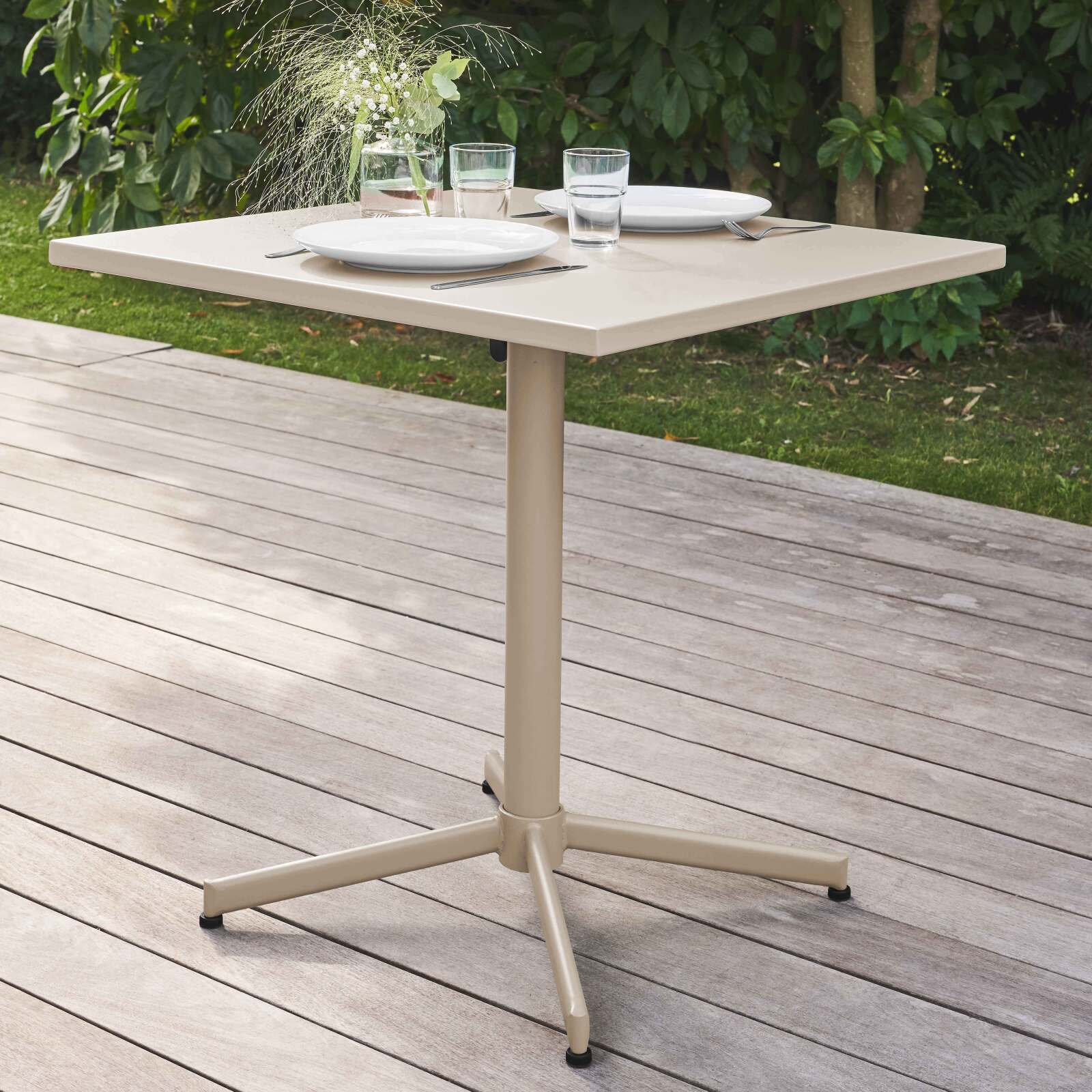 Quadratischer Bistrot-Gartentisch 70 x 70 cm klappbar und 4 Stühle mit Armlehnen aus Metall 