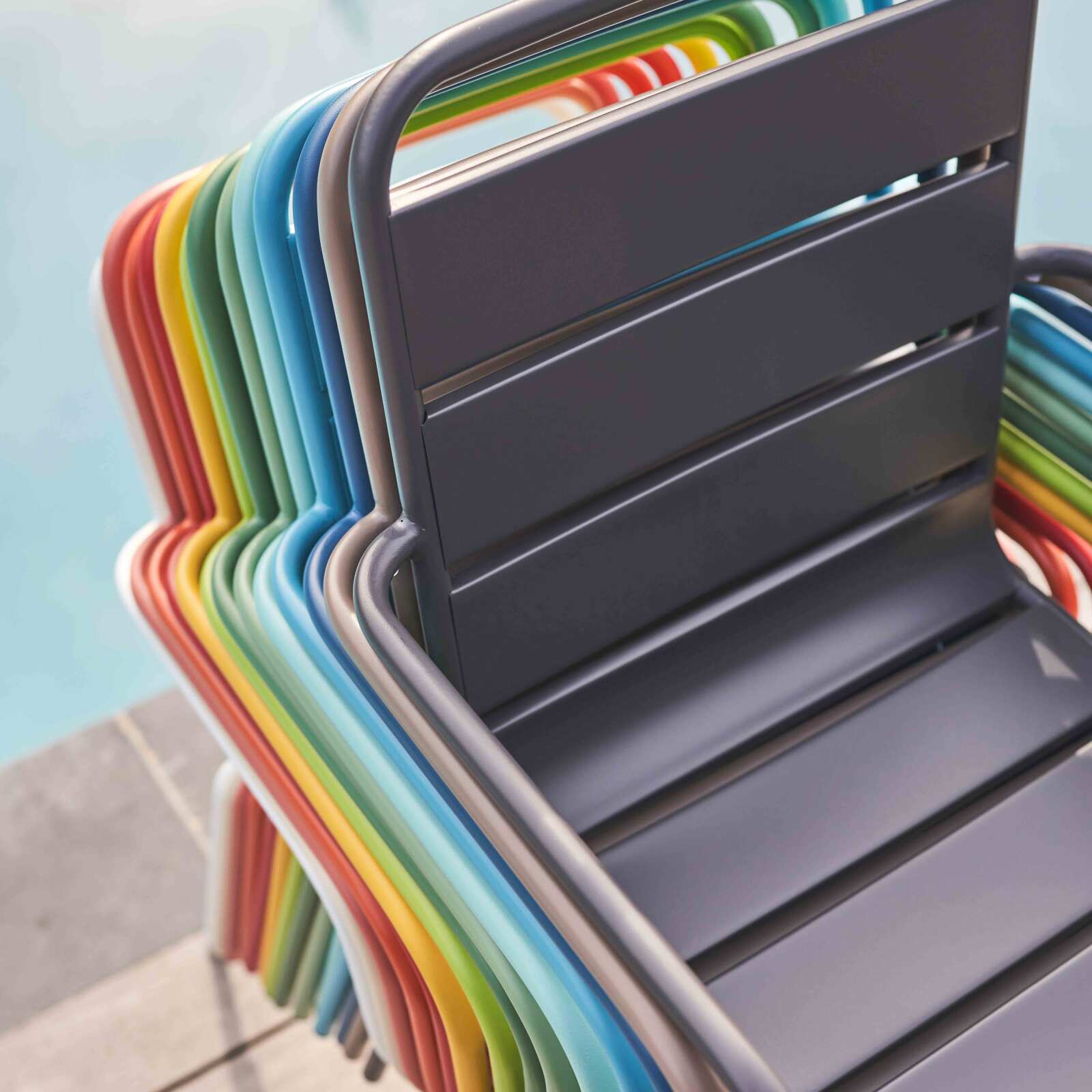 Gartenstuhl mit Metallarmlehnen Gartenstuhl mit Metallarmlehnen