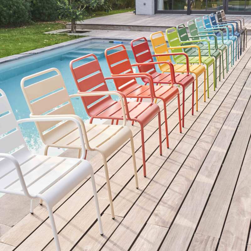 Gartenstuhl mit Metallarmlehnen