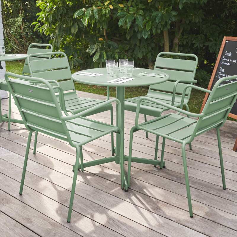Gartentisch im Bistro-Stil, rund, neigbar, aus Metall, Ø70 cm, und 4 Stühle mit Armlehnen - Lifestyle