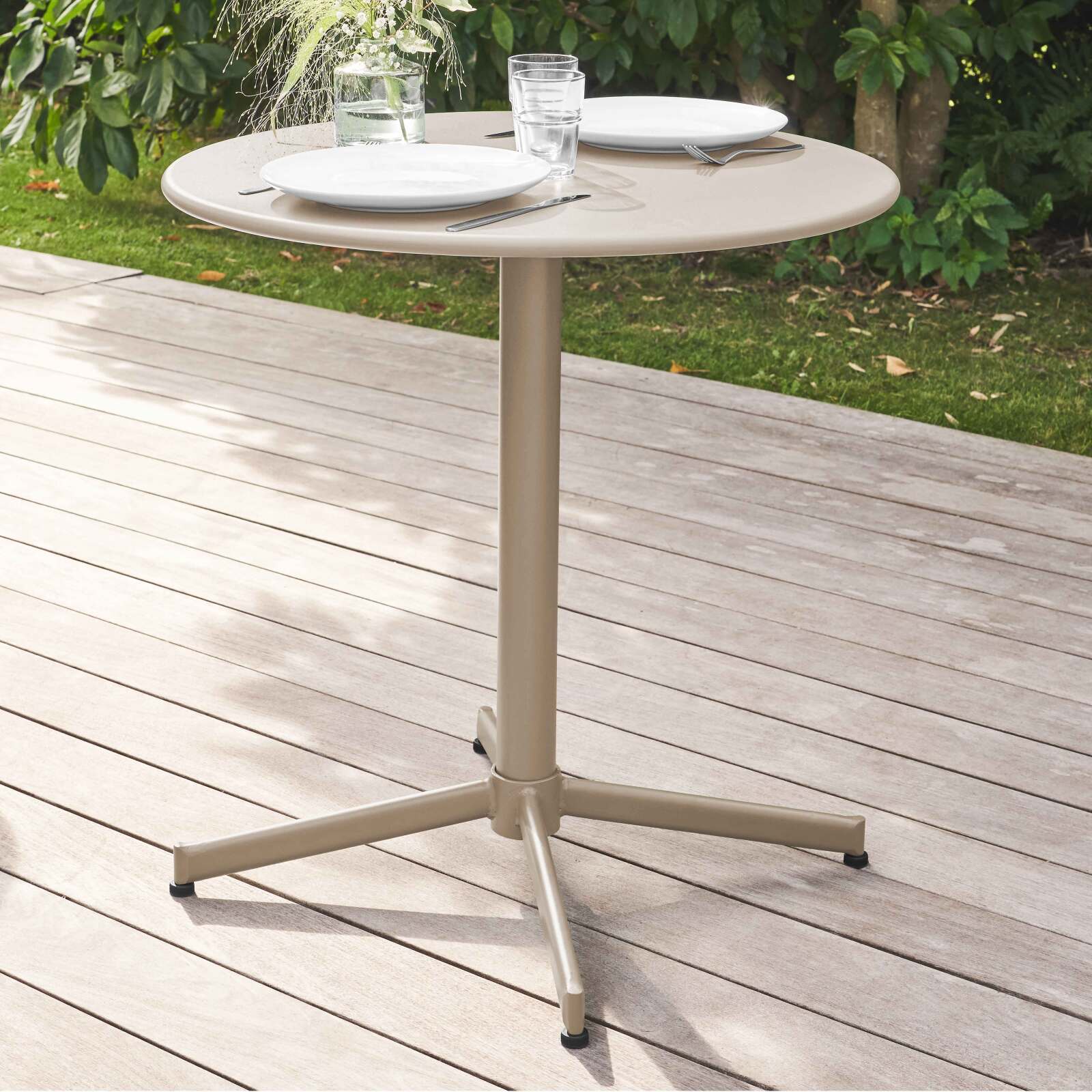 Klappbarer Bistrot-Gartentisch ⌀70 x 72 cm und 4 Stühle mit Armlehnen aus Metall 