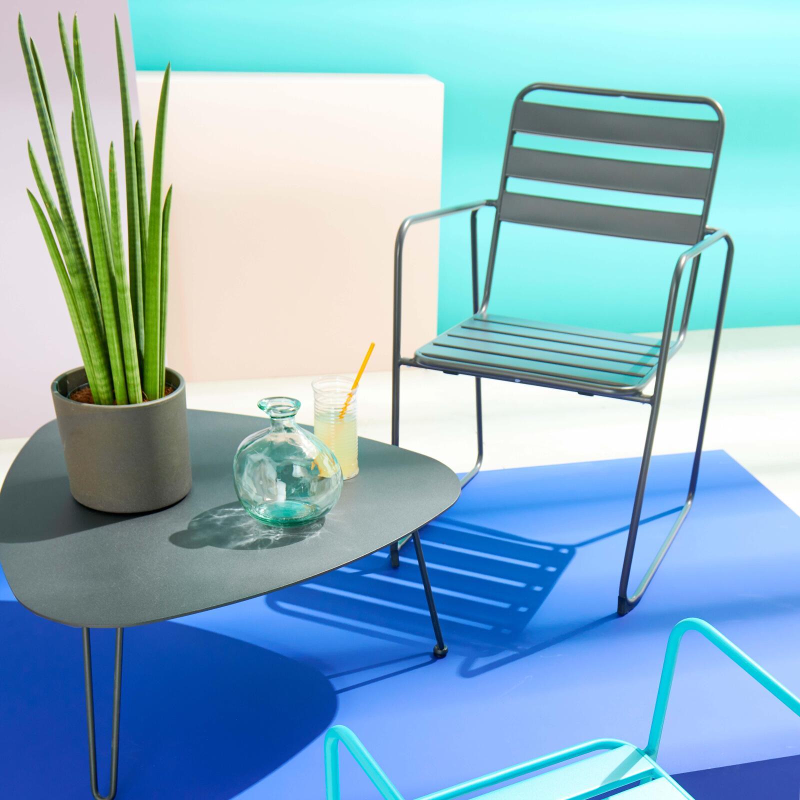 Stapelbarer Gartenstuhl aus Metall Stapelbarer Gartenstuhl aus Metall