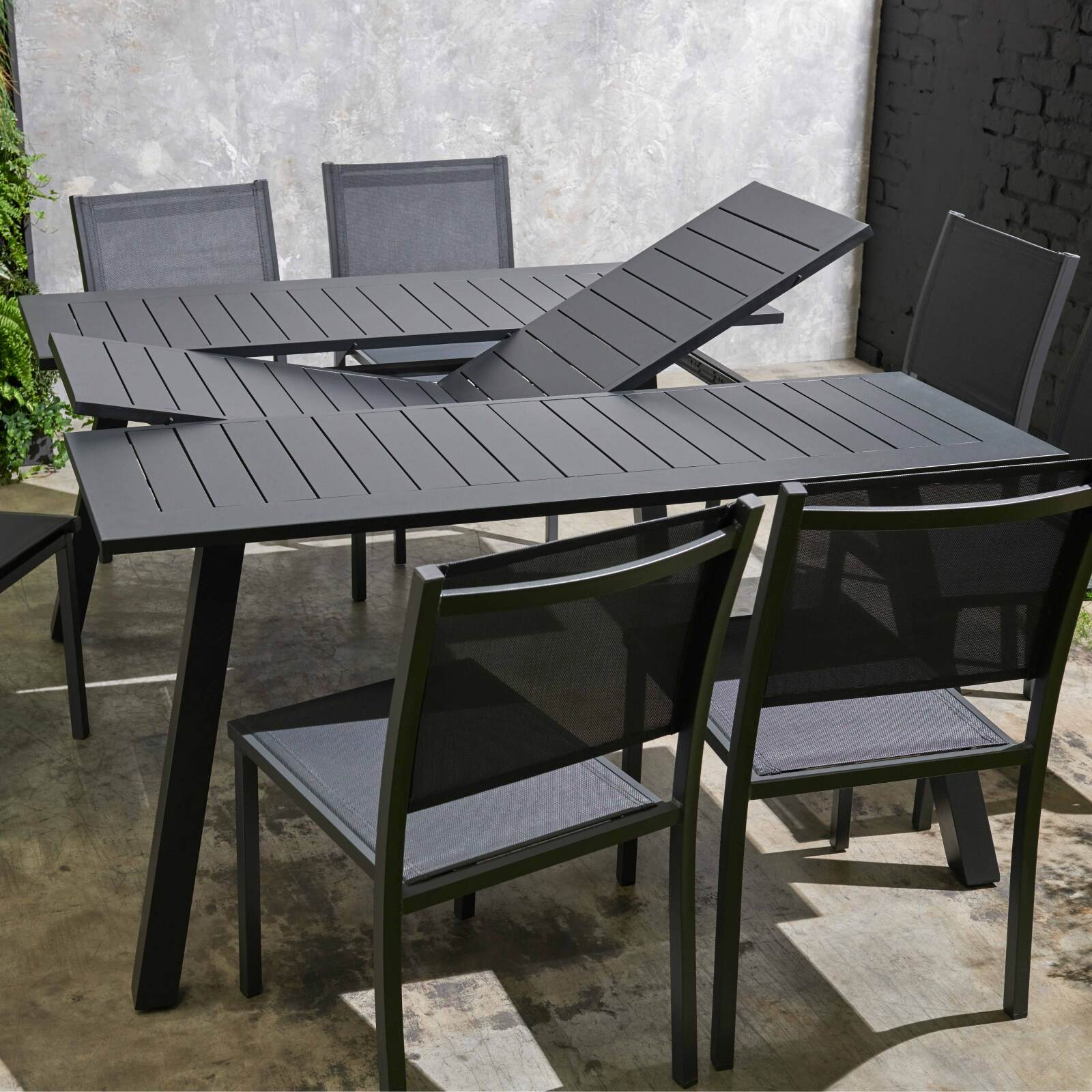 Quadratischer Gartentisch 145 x 145 cm ausziehbar mit 8 Stühlen  Quadratischer Gartentisch 145 x 145 cm ausziehbar mit 8 Stühlen