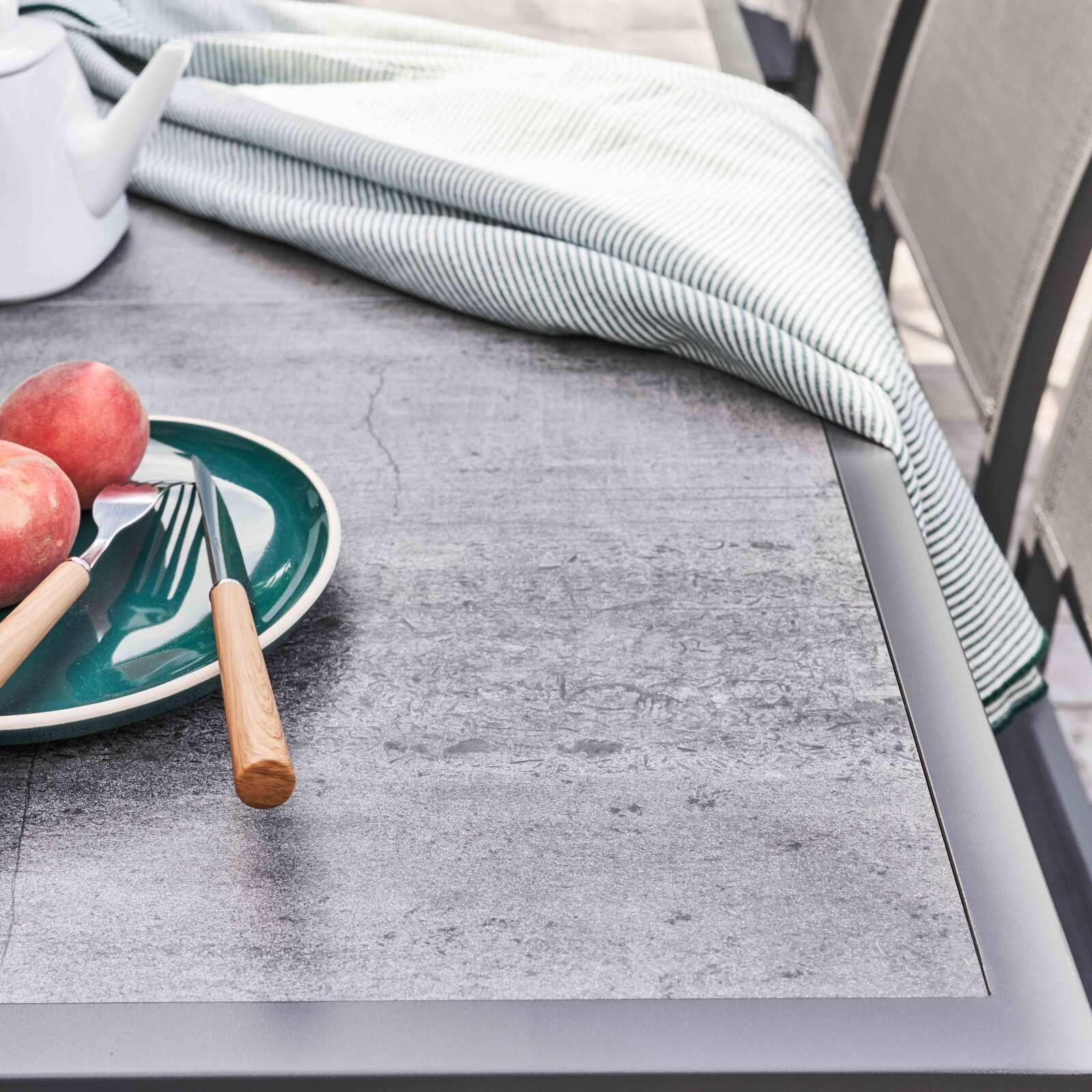 Gartentisch mit Keramikplatte in Betonoptik (185 x 95 x 74 cm)