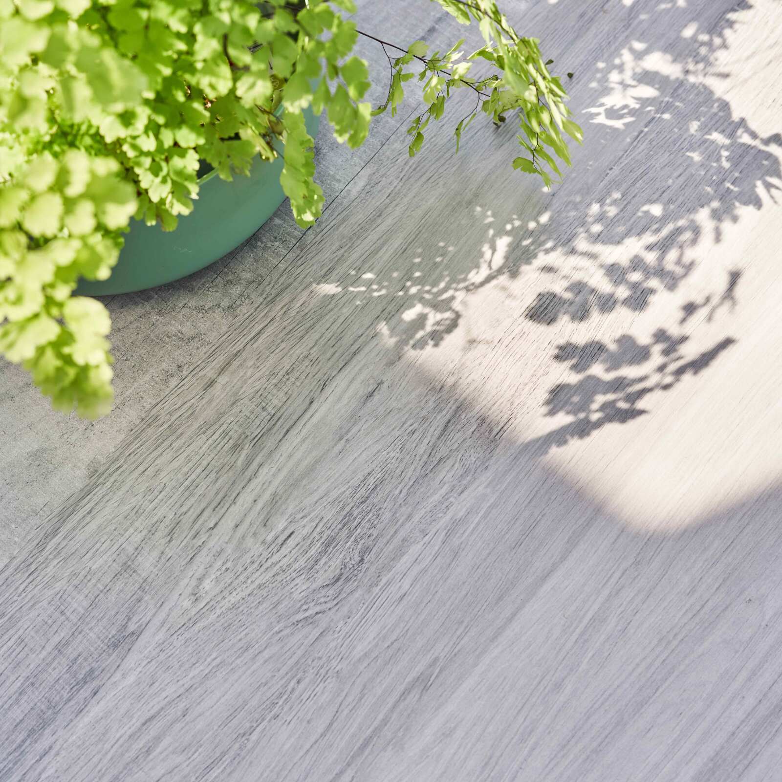 Gartentisch 230 x 95 cm aus Keramik in Holzoptik mit grauem Effekt + 8 Stühle und 2 Stühle mit Armlehnen 