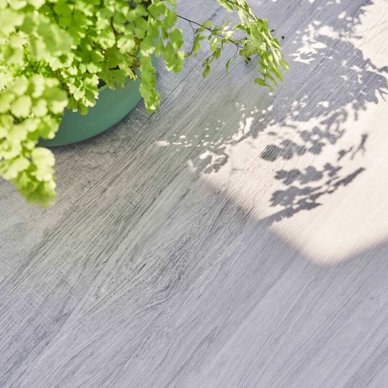 Gartentisch 230 x 95 cm aus Keramik in Holzoptik mit grauem Effekt + 8 Stühle und 2 Stühle mit Armlehnen