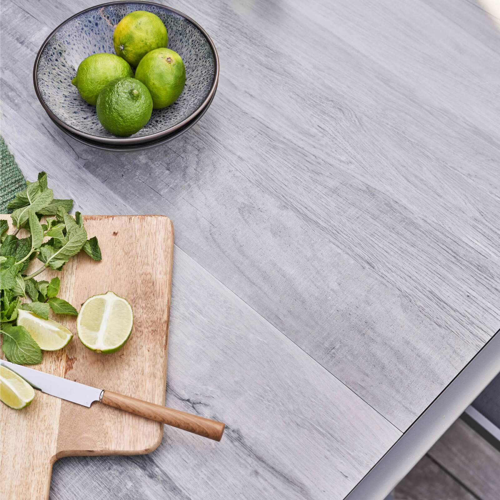 Gartentisch aus Keramik mit grau gebeizter Holzoptik (230 x 95 x 74 cm) Gartentisch aus Keramik mit grau gebeizter Holzoptik (230 x 95 x 74 cm)