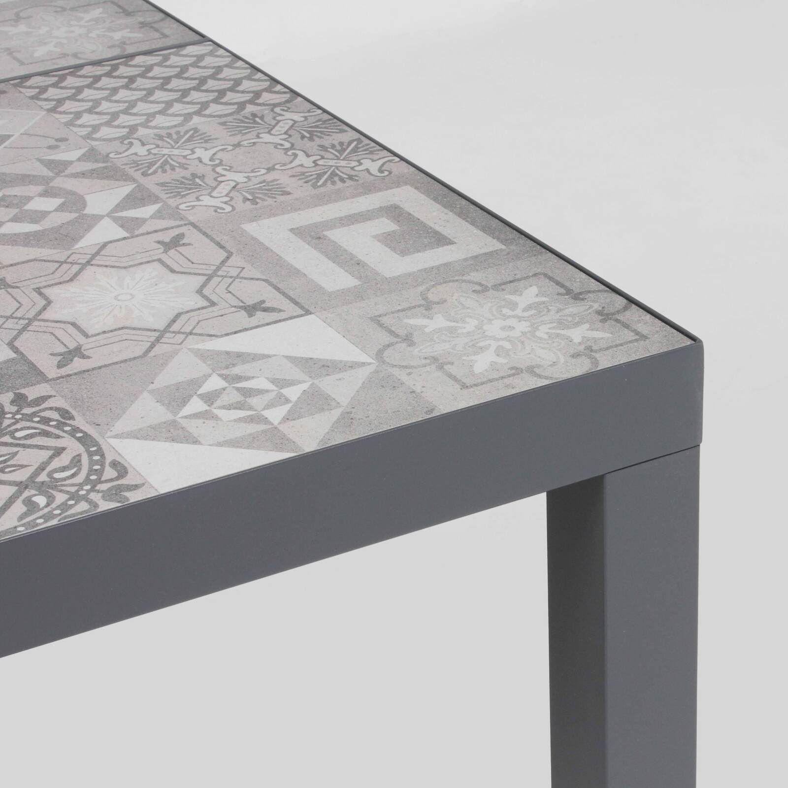 Rechteckiger Gartentisch aus Keramik mit Karomuster, 182 x 121 cm + 10 Stühle 