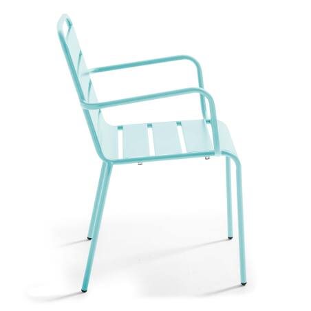 Metallstuhl mit Armlehnen im industriellen Stil 