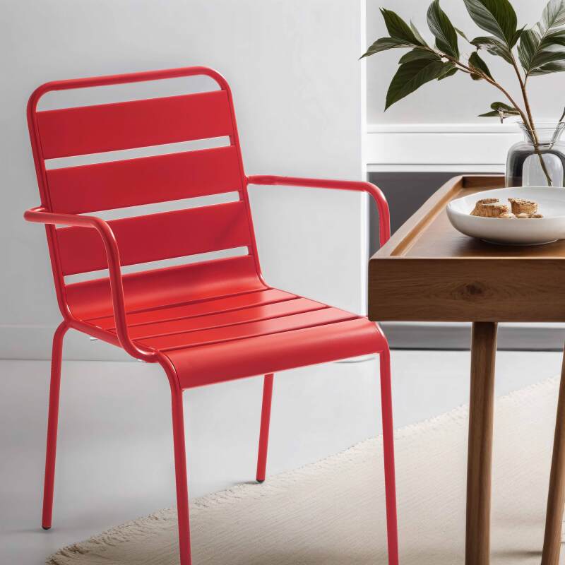 Metallstuhl mit Armlehnen im industriellen Stil