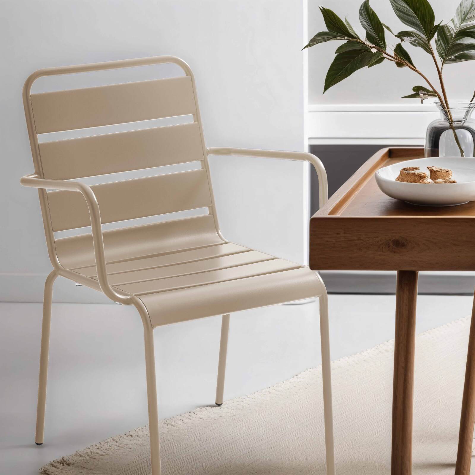 Metallstuhl mit Armlehnen im industriellen Stil 