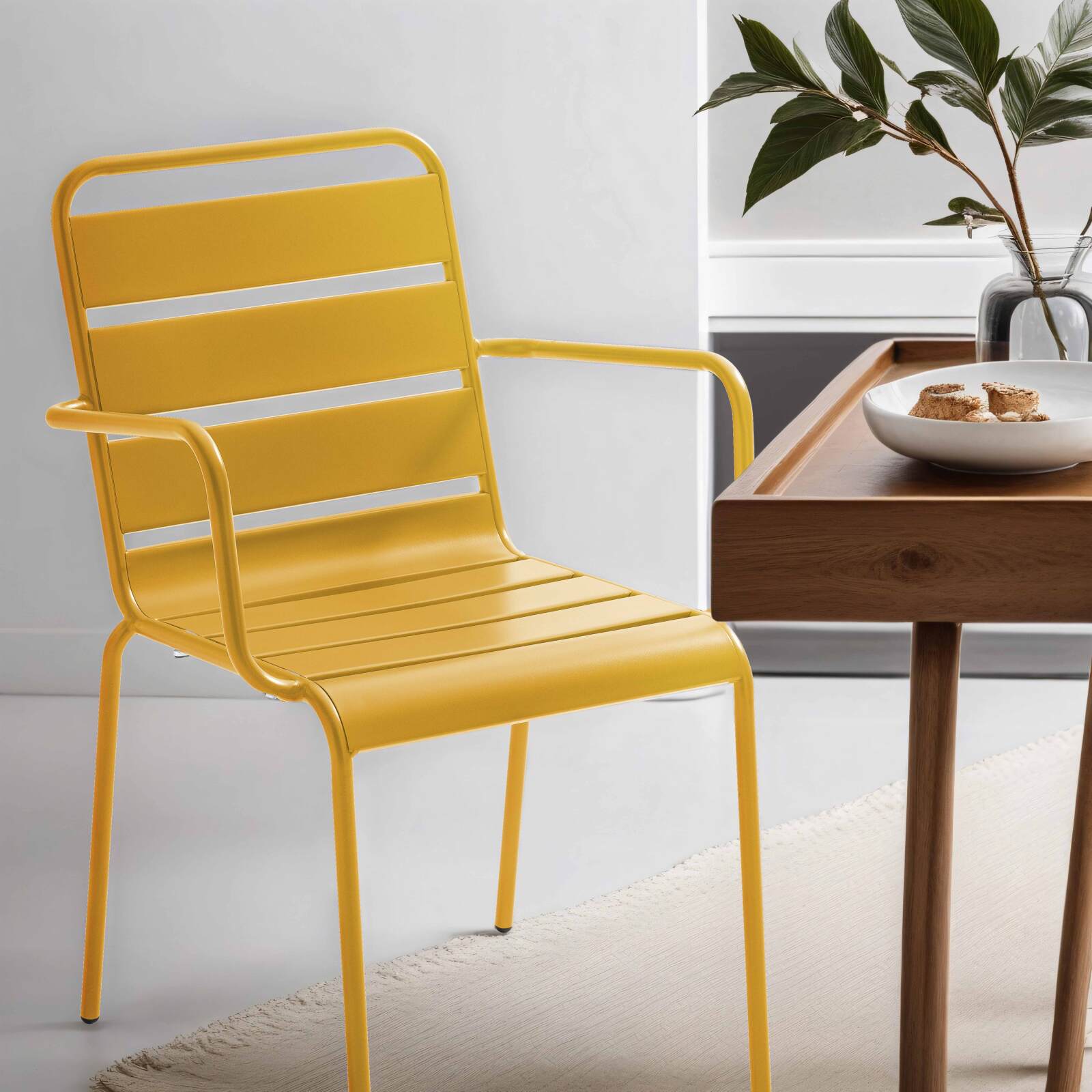 Metallstuhl mit Armlehnen im industriellen Stil 