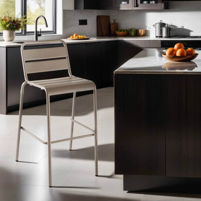 Hochstuhl aus Metall im industriellen Stil