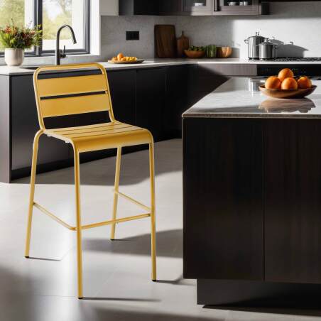 Hochstuhl aus Metall im industriellen Stil