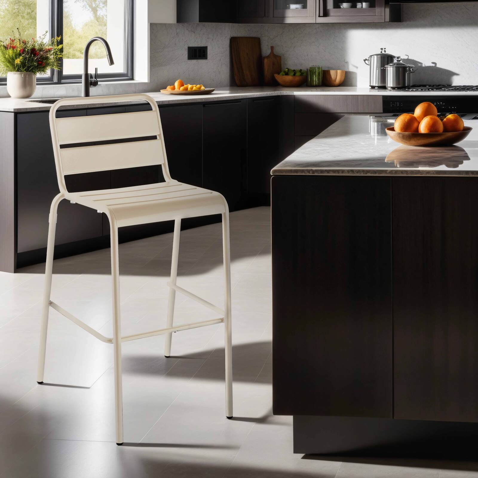 Hochstuhl aus Metall im industriellen Stil