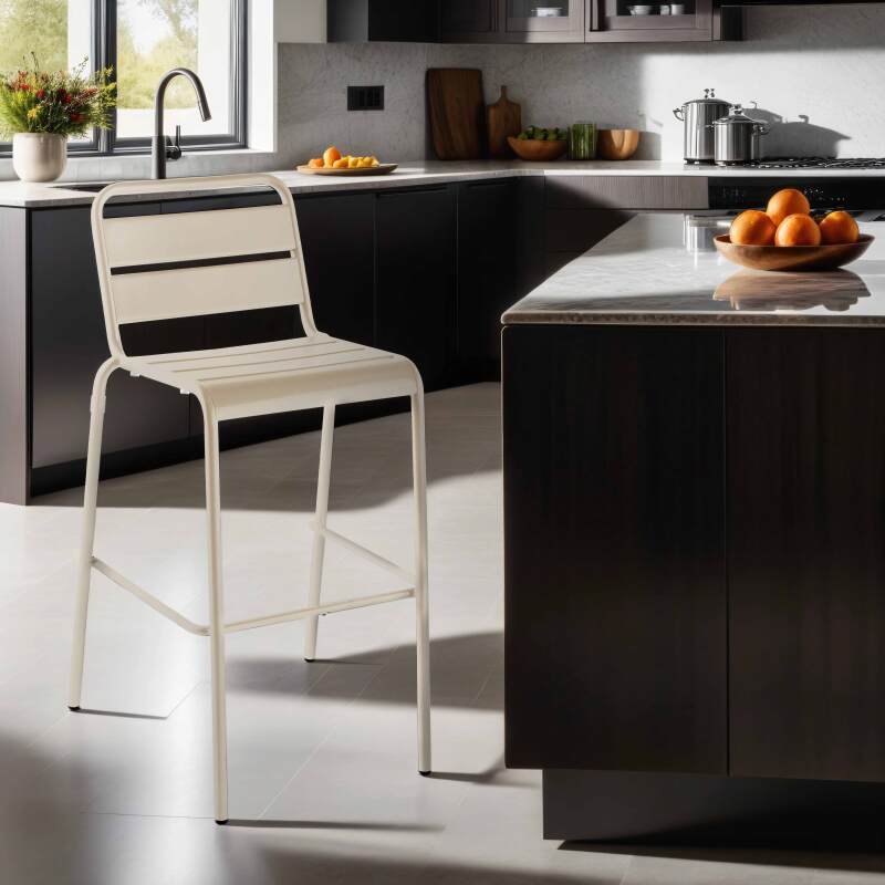 Hochstuhl aus Metall im industriellen Stil