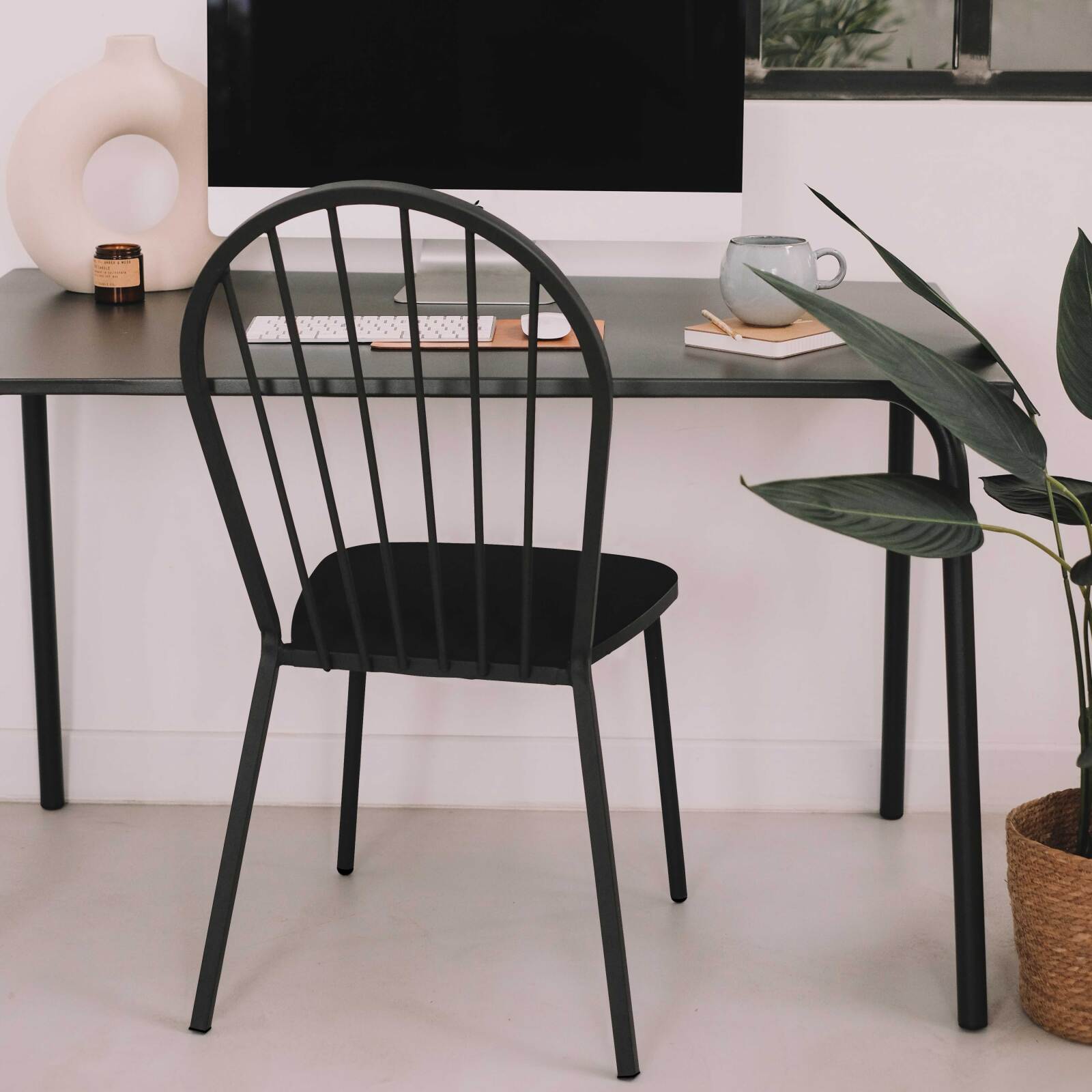 Durchbrochener Metallstuhl