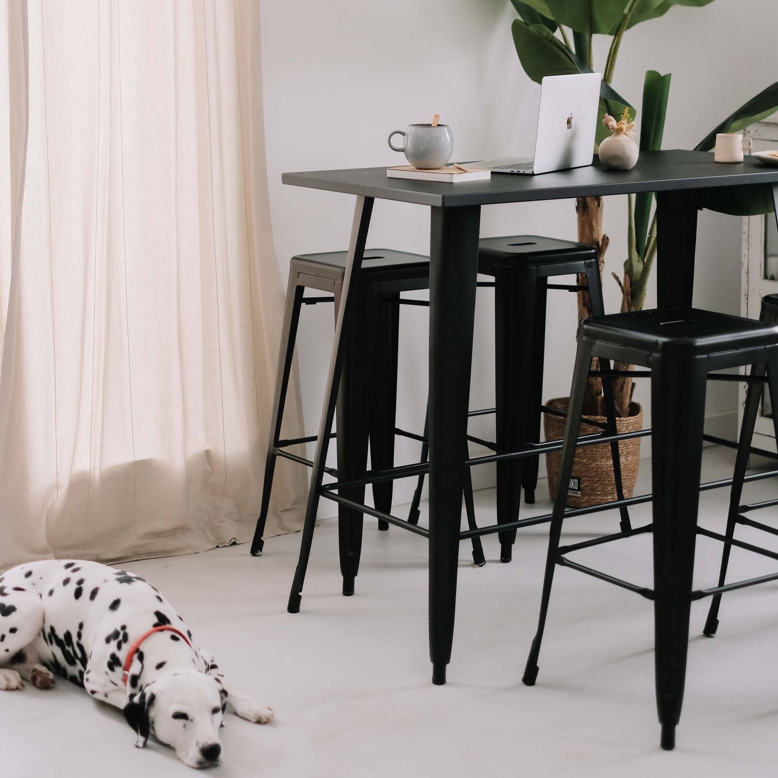 Hoher Esstisch im industriellen Stil aus Metall mit geneigten Beinen Hoher Esstisch im industriellen Stil aus Metall mit geneigten Beinen