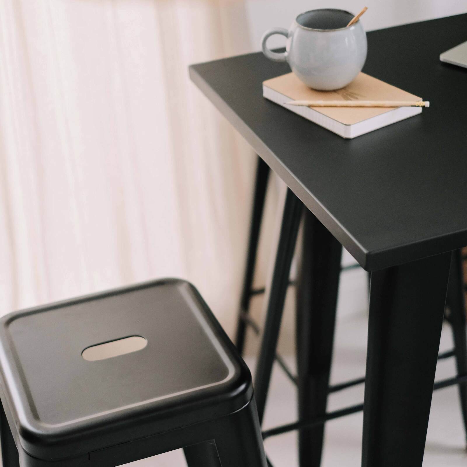 Hoher Esstisch im industriellen Stil aus Metall mit geneigten Beinen Hoher Esstisch im industriellen Stil aus Metall mit geneigten Beinen