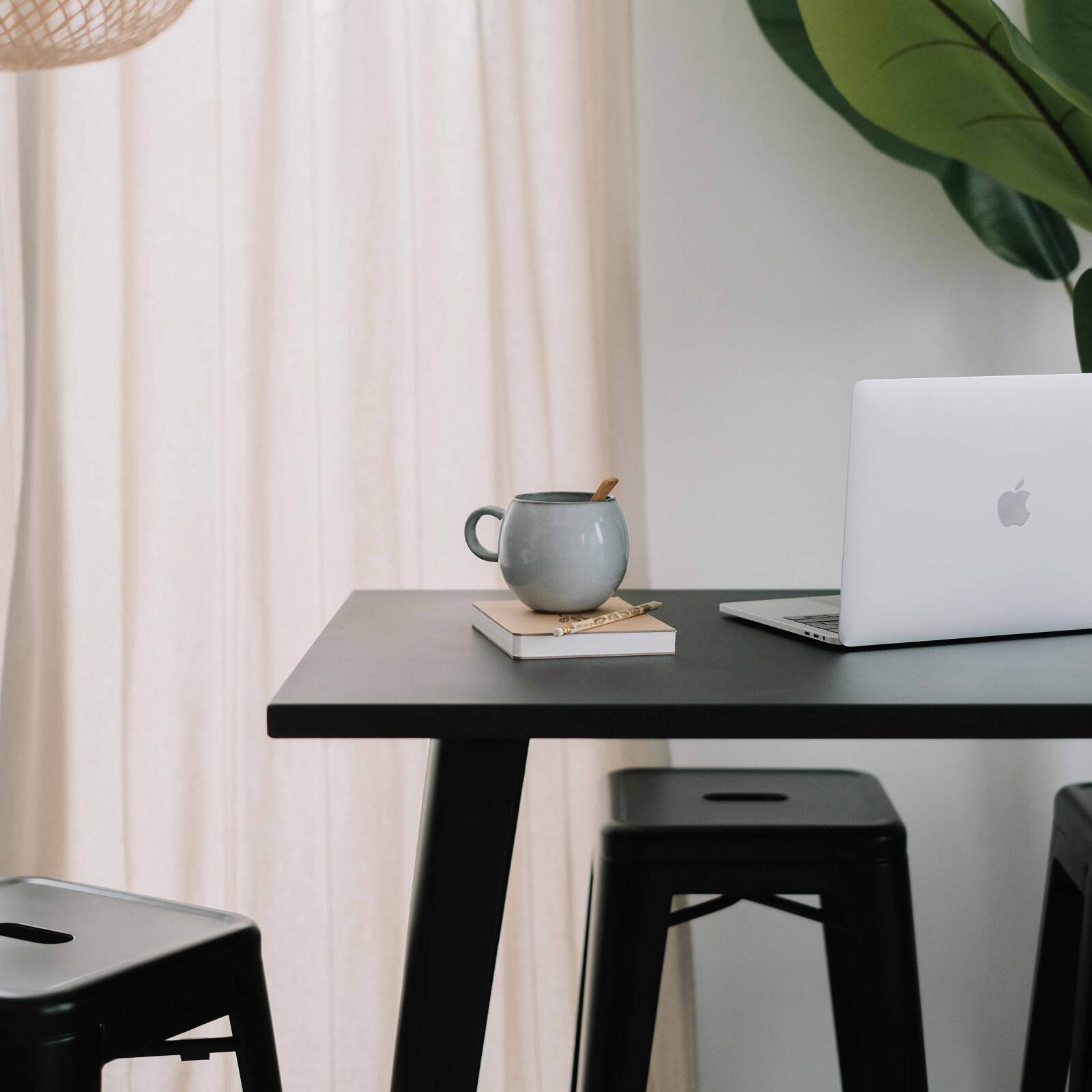 Hoher Esstisch im industriellen Stil aus Metall mit geneigten Beinen