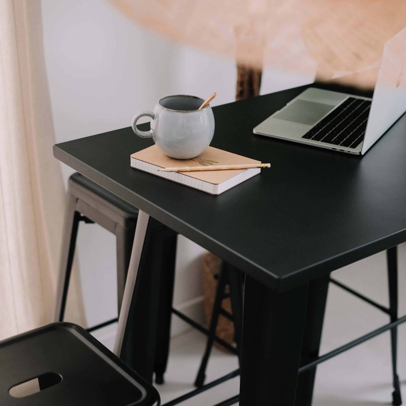 Hoher Esstisch im industriellen Stil aus Metall mit geneigten Beinen Hoher Esstisch im industriellen Stil aus Metall mit geneigten Beinen