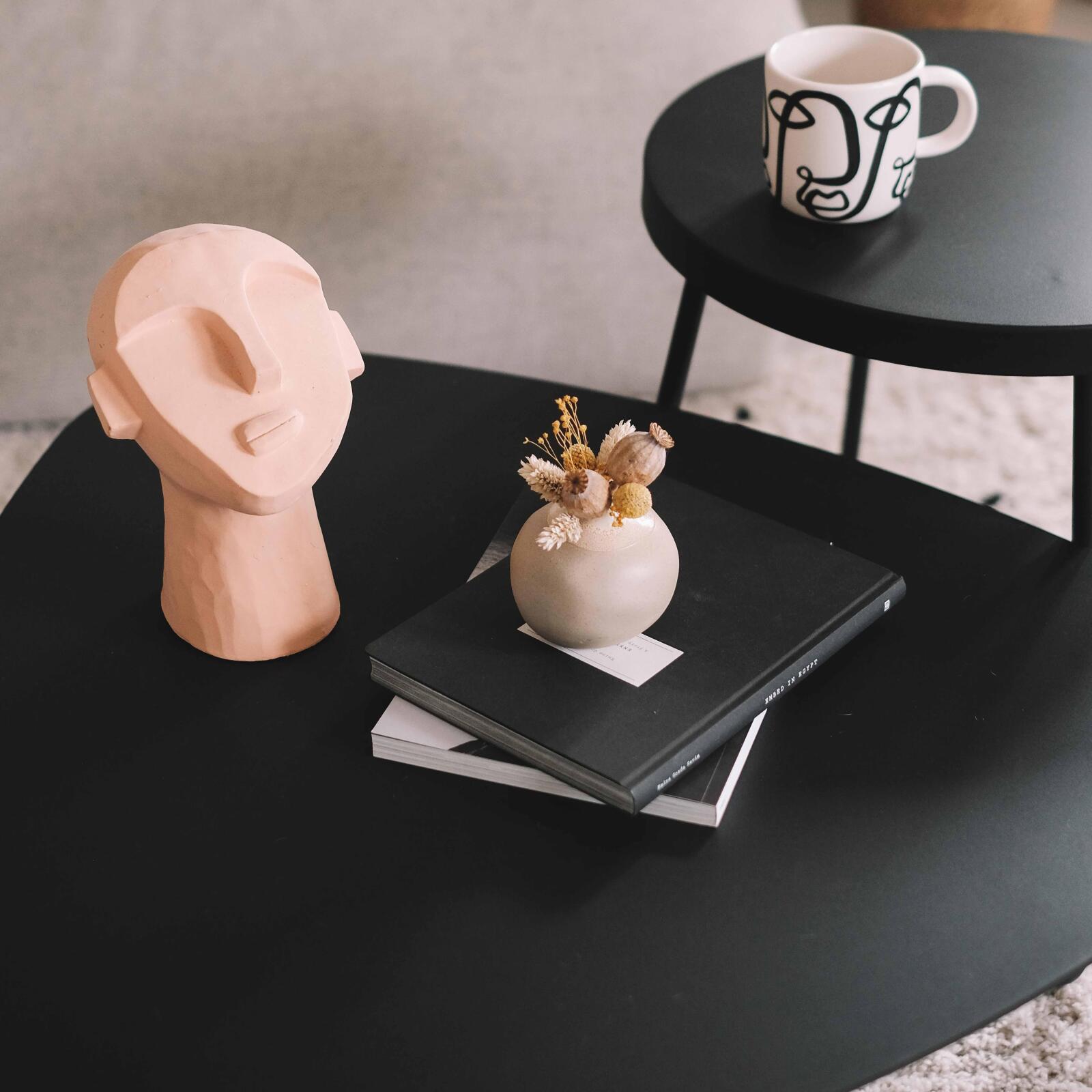 Dreieckiger Metall-Couchtisch Dreieckiger Metall-Couchtisch