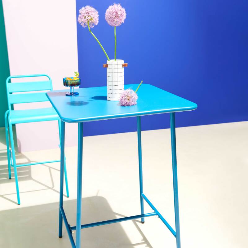 Quadratischer Bar-Tisch 70 x 70 x 105 cm und 2 hohe Metall-Barhocker