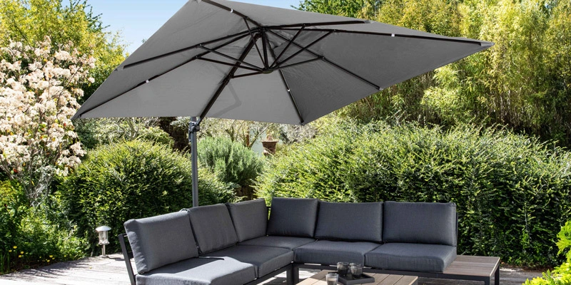 Quadratischer Ampelschirm mit Aluminiumgestell und drehbarem Mast