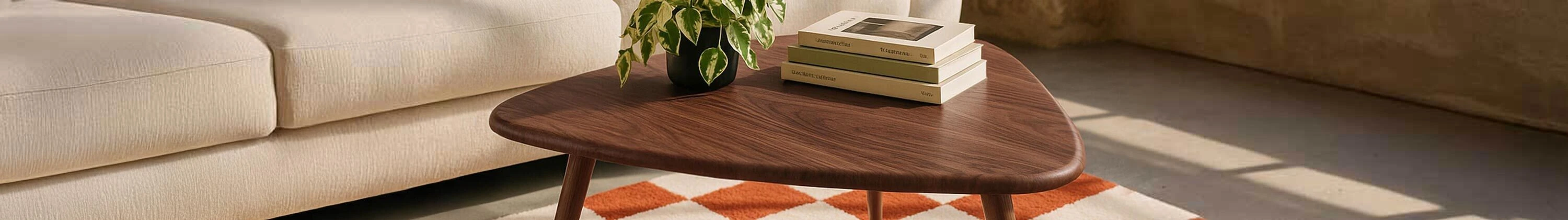Couchtisch in Holzoptik mit dreieckiger Platte