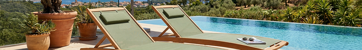 Neigbare Holz-Sonnenliegen mit Rädern in Salbeigrün am Rand eines schönen Pools