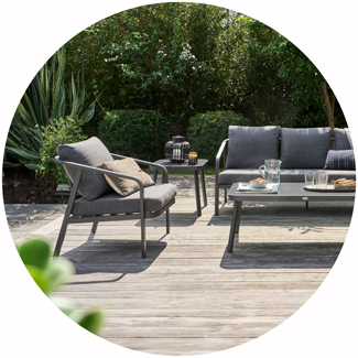 Gartenlounge-Set aus grauem Aluminium mit Sofa, Sesseln und Couchtisch auf einer Holzterrasse