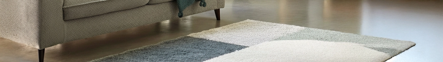 Teppich mit geometrischen Mustern und Wohnzimmer-Sofa