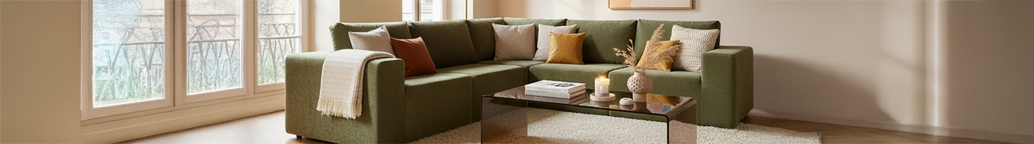 Couchtisch und Sofa in gemütlichem Wohnzimmer