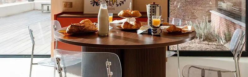 Kompakter Esstisch in Holzoptik mit Stühlen