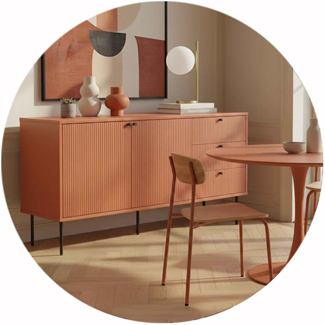 Modernes Esszimmer mit Holzsideboard, rechteckigem Tisch und Designerstühlen