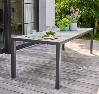 Welches Material sollte man für seinen Gartentisch wählen?