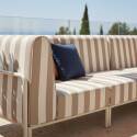 Modulare Gartenmöbel für 5 Personen bestehend aus 2 Sesseln, 2 Ecksesseln und 1 Sitzsack im gestreiften Design