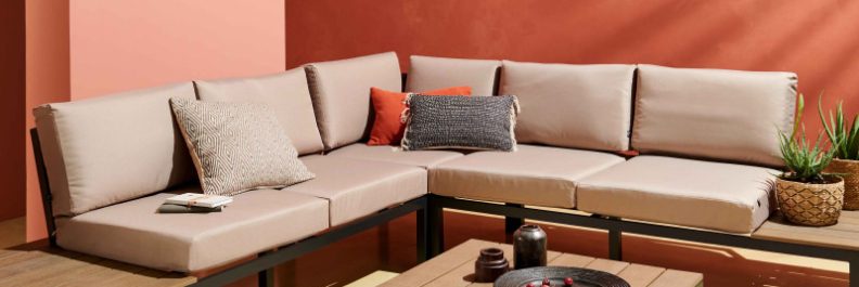 Foto von niedrigen Gartenmöbeln